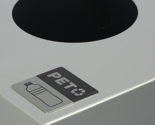 avakuk-recyclingbehaelter-aus-aluminium-85-liter-plakette-aus-chromstahl pet plakette