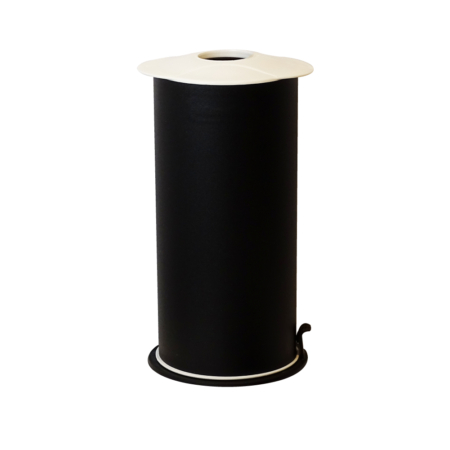 Die PET- und Dosenpresse black veringert den Platzbedarf einer PET-Flasche oder Aluminiumdose um 70% des Volumens.