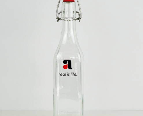 avakuk-trinkflasche-glas-glasflasche-mit-buegelverschluss-wasserflasche-real-is-life-v2 glasflasche trinkflasche aus glas mit avakuk real is life logo