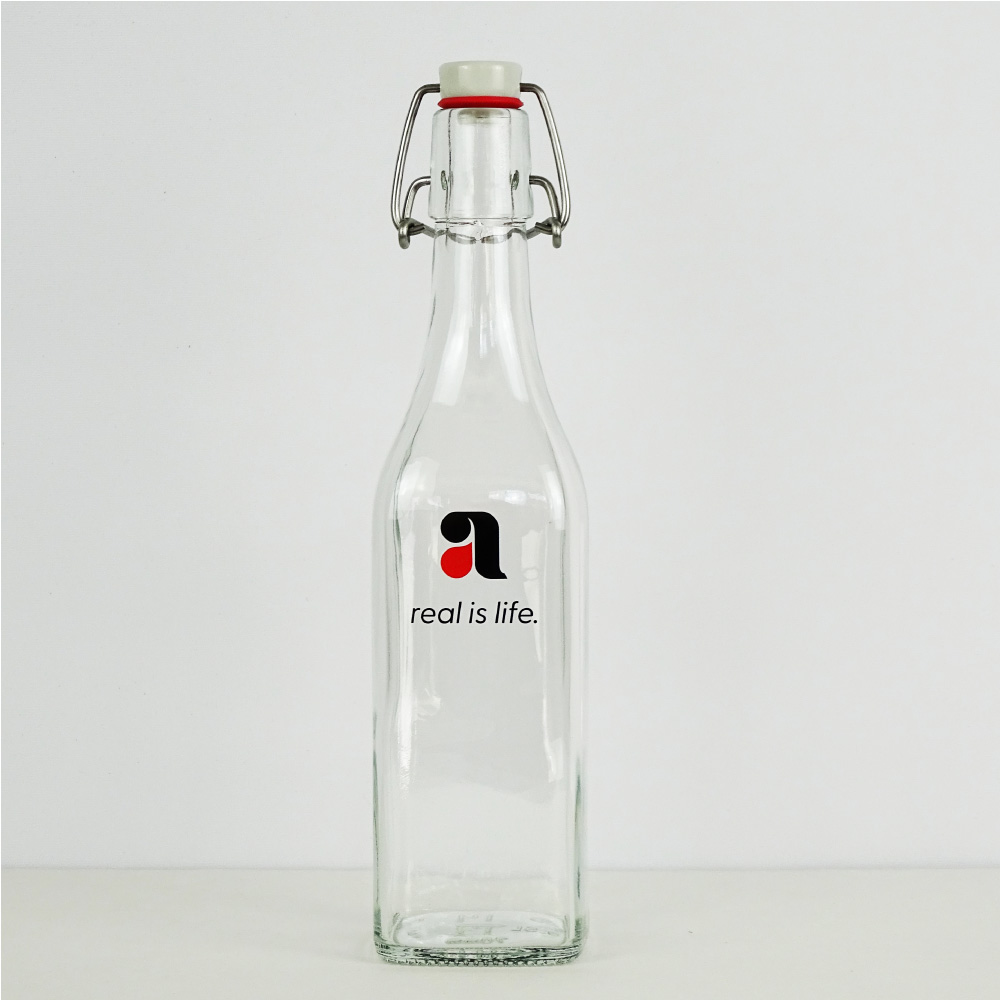 avakuk-trinkflasche-glas-glasflasche-mit-buegelverschluss-wasserflasche-real-is-life-v2 glasflasche trinkflasche aus glas mit avakuk real is life logo