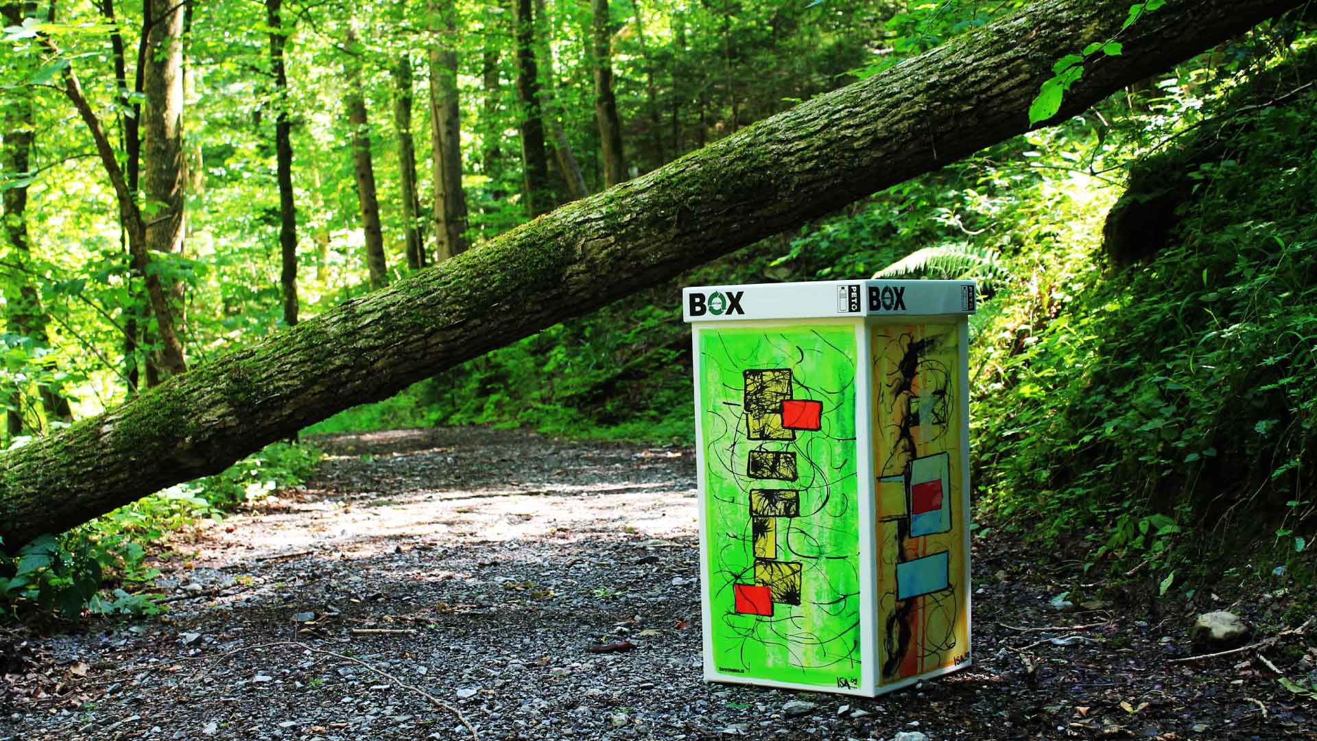 recyclingbox sammelbehälter im wald