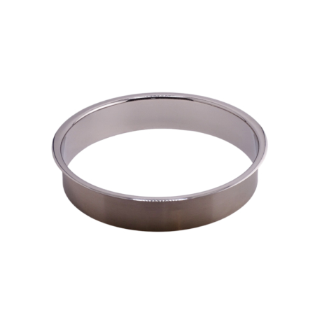 Ein grosser Einwurfring aus Chromstahl auf weissem Hintergrund